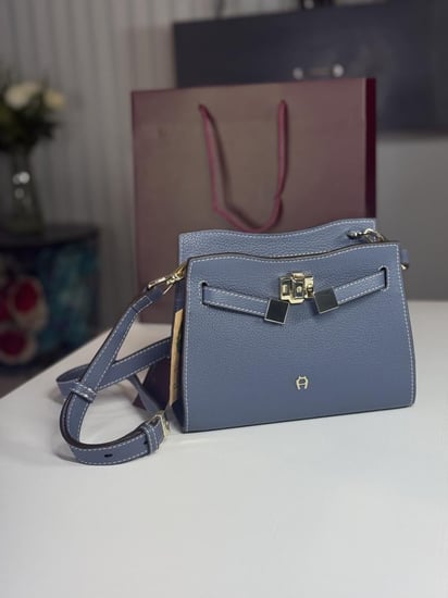 اجنر  شنطة فرح كروس بلون ازرق واشد FARAH SHOULDER BAG S- washed blue