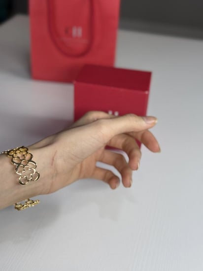 اسوار بانقل كارولينا سجنشر بزهرة كارولينا مطلي ذهبي Wide gold-plated cuff carolina herrira