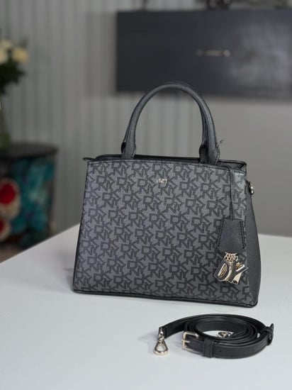 دكني شنطة بيج ميديم ساتشل بلون اسود سجنشر Piage md satchel black signature dkny bag