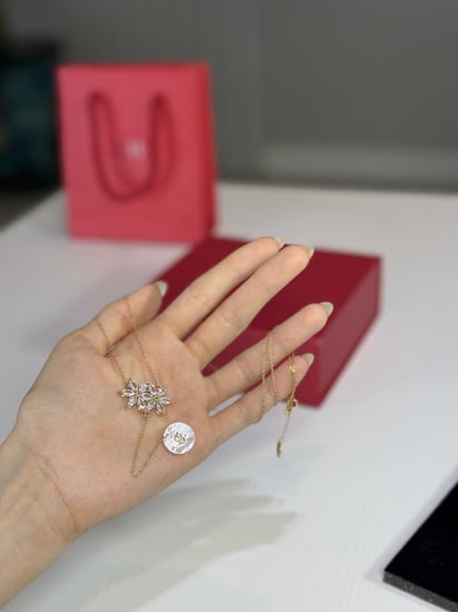 سلسلة كارولينا هريرا بعلامه على حلقه صدفيه  ووردين ياسمين مرصعين بالكريستال Carolina Herrera Necklace with two jasmins and drop pearl