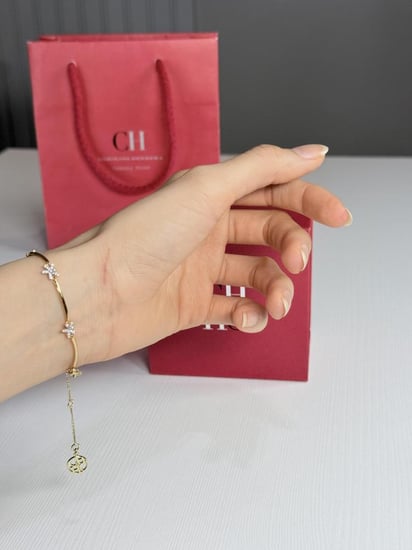 اسوار بانقل كارولينا سجنشر بزهرة كارولينا مطلي ذهبي Wide gold-plated cuff carolina herrira