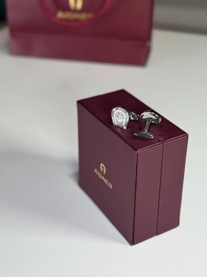 اجنر كبك فضي بلوقو اجنر وشكل حذوه بتفاصيل مموجه - فضي