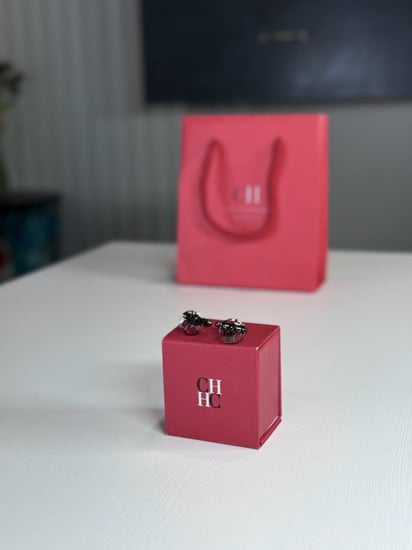 كبك كارولينا هريرا سجنشر اسود Carolina Herrera cufflink logo black