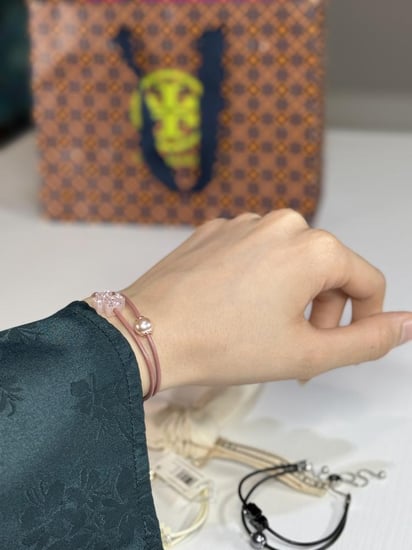 خاتم توري برتش ايلانور باون ذهبي وعلامة توري برتش - gold tory burch ELEANOR RING