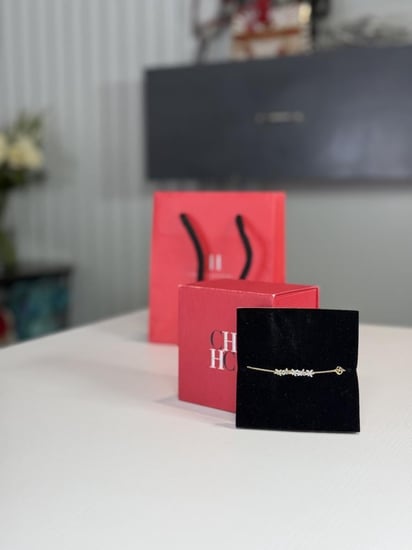 اسوار كارولينا بورد الياسمين المرصع بالكريستال carolina Herrera Jasmin crystal line bracelet