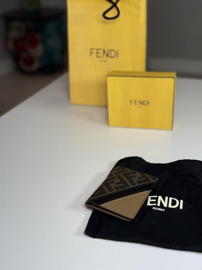 محفظة دكني للبطاقات طوليه سجنشر بلون اسود وبني Fendi Diagonal Card Holder Brown fabric card holder