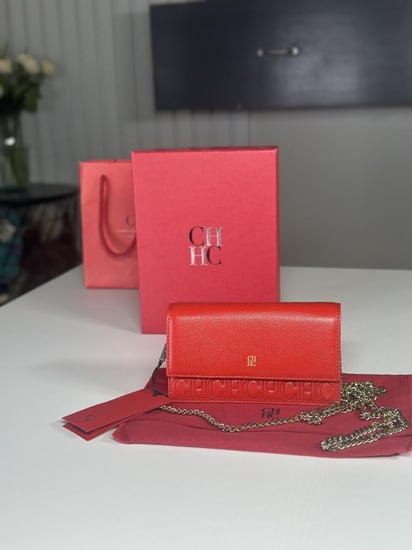 كارولينا ch mini crossbody red signature كروس باج ميني انقريف سجنشر بجلد طري احمر وهاردوير ذهبي