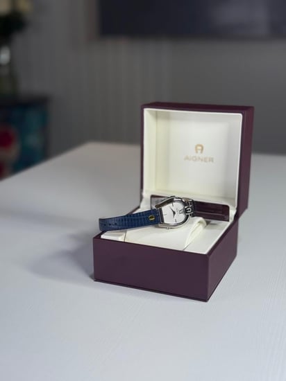 ساعة اجنر سساري باللون الكحلي وتفاصيل فخمه Aigner Sassari Women Watch ARWLA2000605