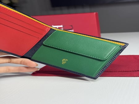 محفظة كارولينا بايفولد بالوان مميزه وشعار كارولينا carolina herrera bifold wallet