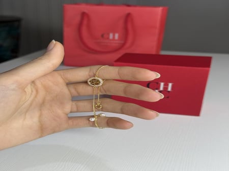 اسوار كارولينا Signet Diamond Bracelet with Crystal gold - CH Carolina Herrera ناعم مرصع بالكريستال