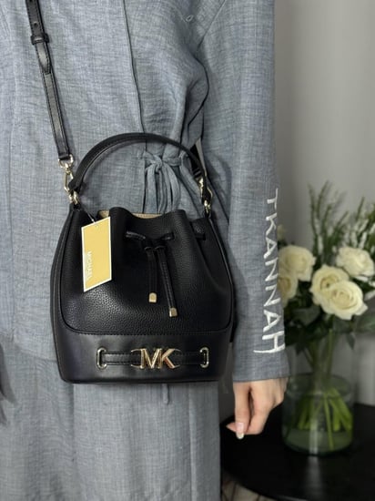 شنطة مايكل كورس بوكيت اسود وذهبي Michael Kors small bucket bag