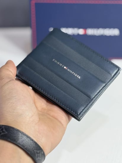 تومي هيلفيغر طقم كحلي محفظة وميدالية