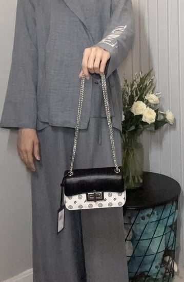 شنطة دكني كروس بودي ميني جيني ابيض واسود سجنشر dkny JENNY R02E5J15