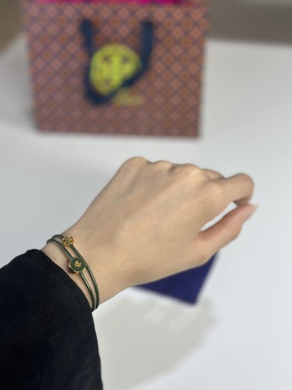 توري برتش اسوار اخضر انيميل جلدenamel logo 61683- اخضر/ ذهبي