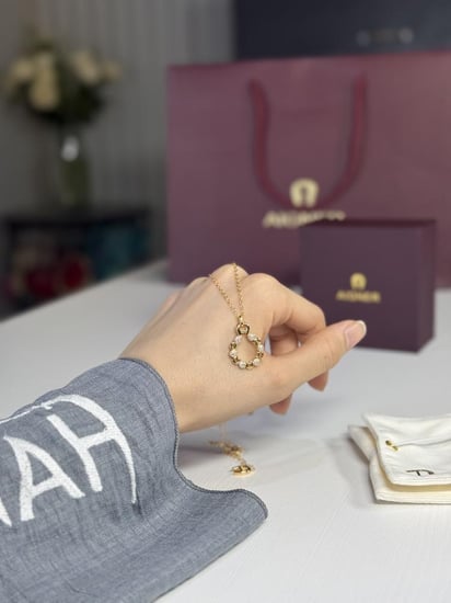 سلسلة اجنر ذهبيه مطليه بلوقو اجنر وكريستال سوارفسكي AJ64288 Gold plated long round with Swarovski crystals