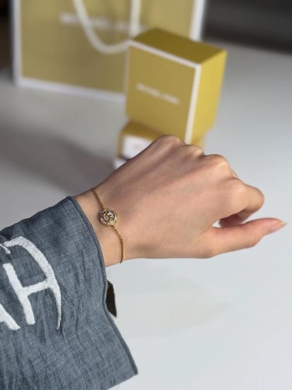 اسوار مايكل كورس ذهبي مع تصميم لولو صدفي وعلامة مايكل كورس