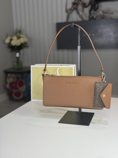 فينسينت باوتش بني من مايكل كورس مع حامل بطاقات Vincent Medium Saffiano Leather Pochette