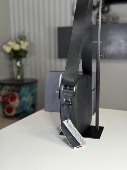 شنطة تومي هيلفيقر رجاليه بجلد اسود مقاوم وعلامه معدنيه BUSINESS LEATHER MINI REPORTER