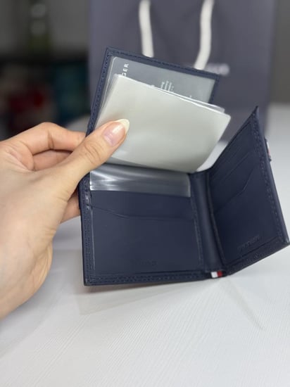 محفظة تومي ربر بلون ازرق وعلم تومي tommy hilfiger navy blue rubber wallet