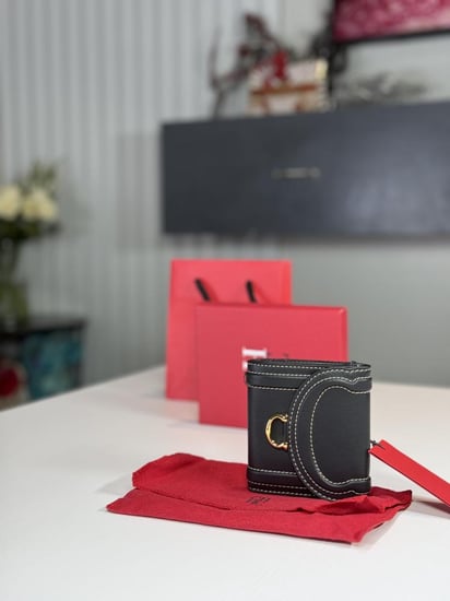 محفظة كارولينا فولد بعلامة كارولينا Carolina Herrera women black wallet CH