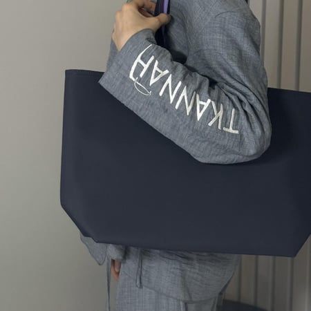 توت لاكوست انا قلبتين باللون البنفسجي Anna Reversible Tote With Pouch move