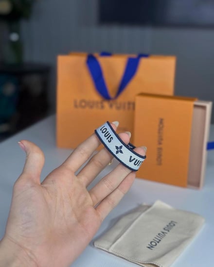 اسوار لويس فيتون بودي ايكون قماشي بوجهين سجنشر M8749Z Pulsera LV Buddy- كحلي/ ابيض