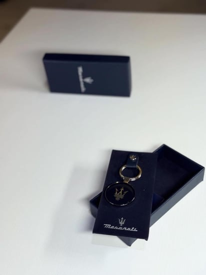 ميدالية مزراتي باللون الفضي و الكحلي Men Rose Gold Key Ring maserati