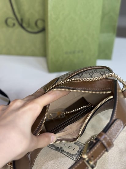 جوتشي شنطة كتف سجنشر بني GG HALF-MOON-SHAPED MINI BAG