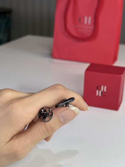 كبك كارولينا هريرا سجنشر اسود Carolina Herrera cufflink logo black
