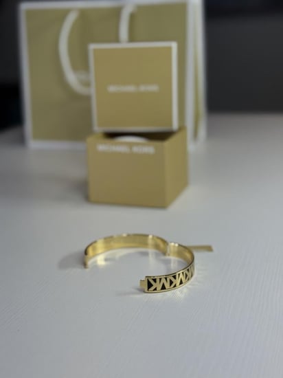 مايكل كورس بانقل عريض ذهبي واسود بالعلامه   MICHAEL KORS POLISHED GOLD BLACK LOGO 'MK' HINGE