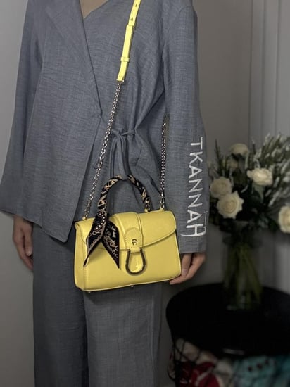 شنطة اجنر افيفا توب هاندل سمول بلون اصفر باستيل وسكارف فخم EVVIVA HANDBAG S