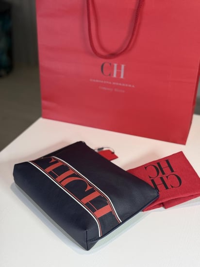 كارولينا هريرا باوتش جلد كحلي مع لوقو احمر carolina herrera pouch leather navy leather  red logo