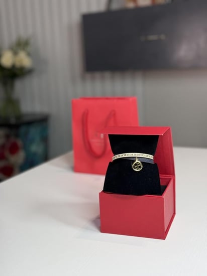 اسوار كارولينا جلد كحلي مع سجنشر بيج مع لوقو متدلي   Logo LEATHER SWEET ICONS INSIGNIA BRACELET