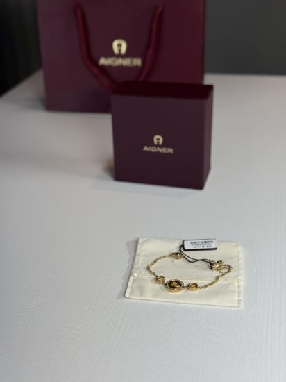 اسوار اجنر ذهبي بعلامه وحذوه BRACELET WITH A-LOGO AND HORSESHOES GOLD