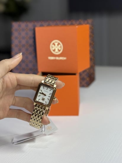ساعة توري برتش روبسن ذهبيه بعلامه Tory Burch TBW1500 Robinson Stainless Steel Gold Watch متحركه مع الثواني