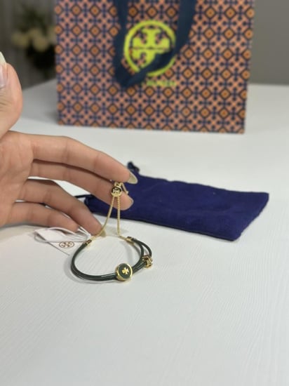 توري برتش اسوار اخضر انيميل جلدenamel logo 61683- اخضر/ ذهبي