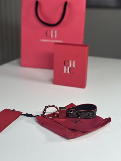 ميدالية كارولينا- ذهبي /بني / بحروف ملونه