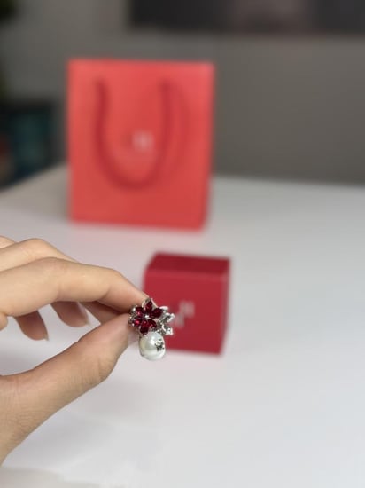 حلق كارولينا هيريرا | CRYSTAL JASMINE - كريستال احمر ومعدن فضي