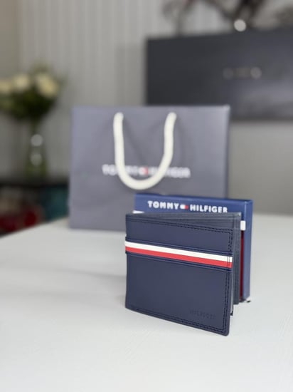 محفظة تومي ربر بلون ازرق وعلم تومي tommy hilfiger navy blue rubber wallet
