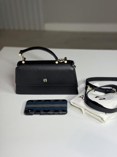 شنطة اجنر ديليا بلون اسود وتفاصيل ذهبيه سمول DELIA SHOULDER BAG S