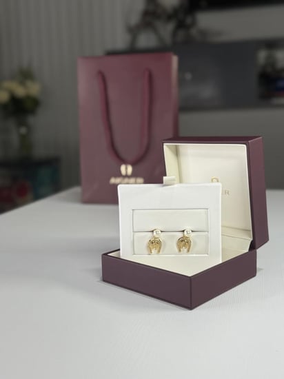 حلق اجنر ذهبي مرصع بالكريستال ومزين باللولو المتدلي Aigner gold pearl drop A690159