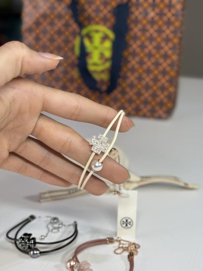 خاتم توري برتش ايلانور باون ذهبي وعلامة توري برتش - gold tory burch ELEANOR RING