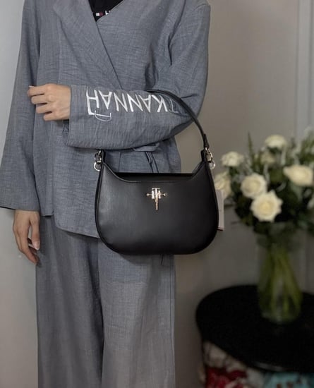 شنطة تومي هوبو كتف بسلسله بلون اسود فخم Tommy Hilfiger hobo black leather bag