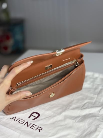 اجنر شنطة توب هاندل ميديم سليست CELESTE HANDBAG M بجلد ناعم ولون بني