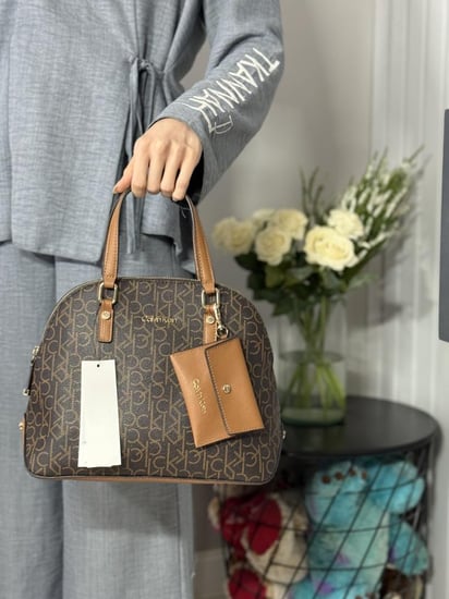 كالفن كلاين سيرا براون مع ميدالية بطاقة