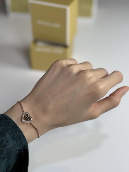 اسوار مايكل كورس Michael Kors Heritage Pave Logo Heart Slide Bracelet قلب روز قولد بعلامة مايكل مرصع بكريستال وتصميم منزلق