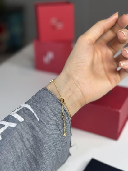 اسوار بانقل ذهبي ناعم بزهرة كارولينا الخاصه مرصعه بالكريستال ولون ذهبي فخم