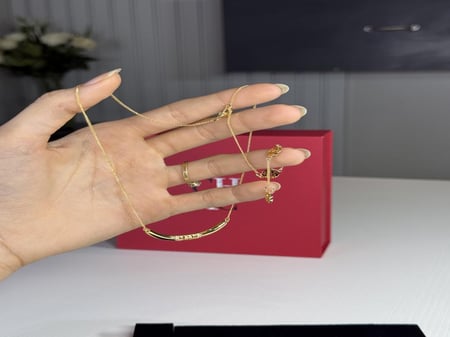 سلسلة كارولينا المطليه بالذهب بشعار كاولينا المرصع بالكريستال