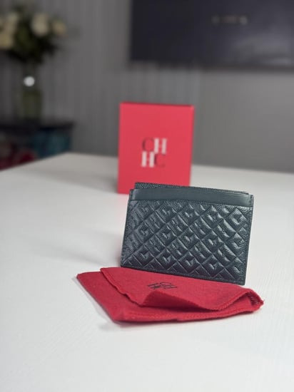 كارد هولدر كارولينا سجنشر بشعار كارولينا  اخضر كاتم- Carolina Herrera cardholder signature quilted
