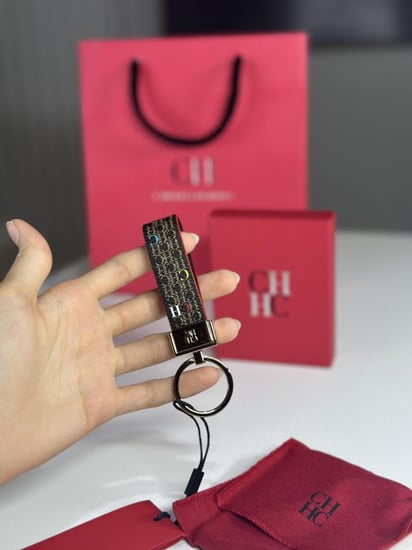 ميدالية كارولينا- ذهبي /بني / بحروف ملونه